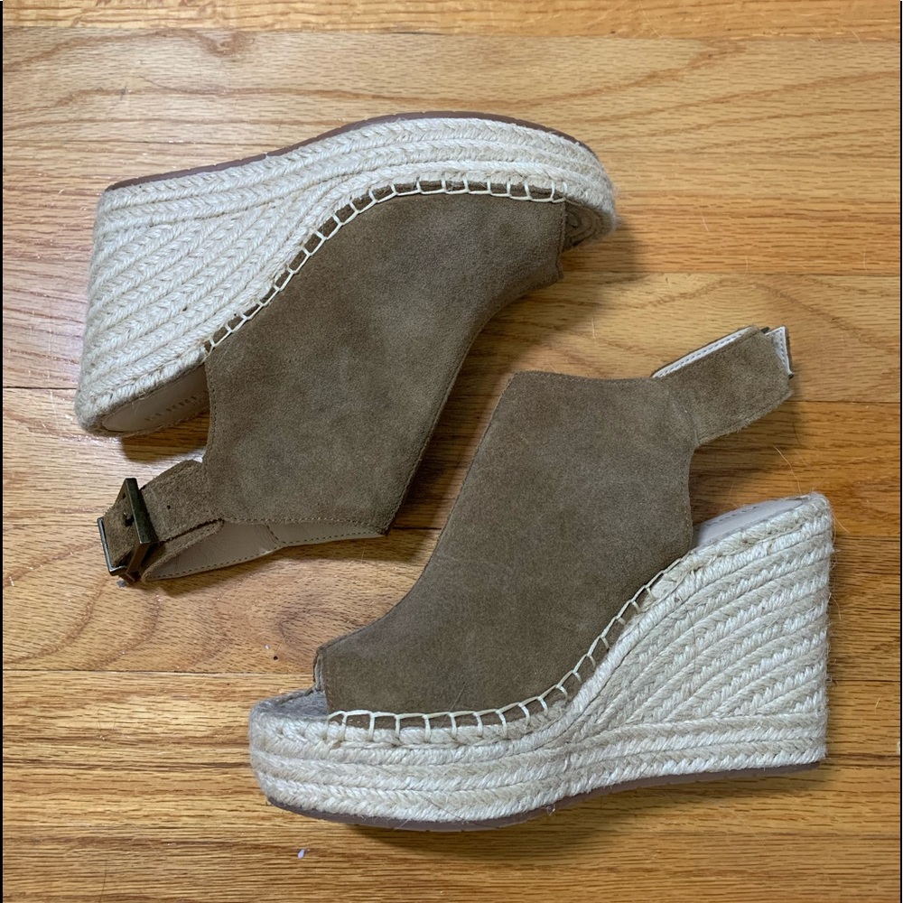 Women’s size 6 Kenneth Cole heels.